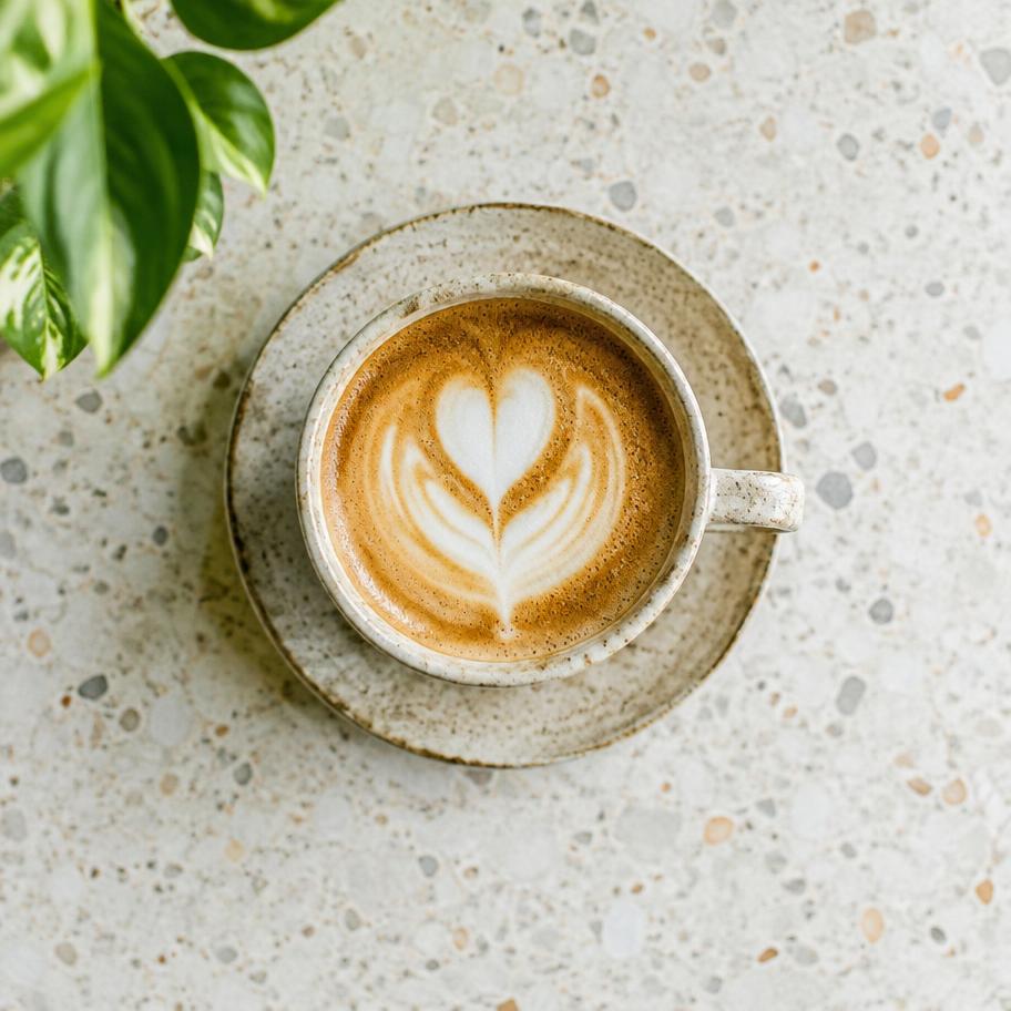 Cappuccino dengan latte art berbentuk hati